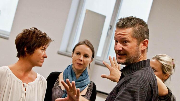 Gastregisseur Tobias Materna bei der Probenarbeit an "Ball im Savoy". Foto: Jochen Berger