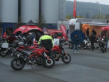 Regenkombis und Regenschirme waren zum Auftakt der 16. Motorrad-Sternfahrt in Kulmbach die wichtigsten Utensilien. Fotos: Peter Müller