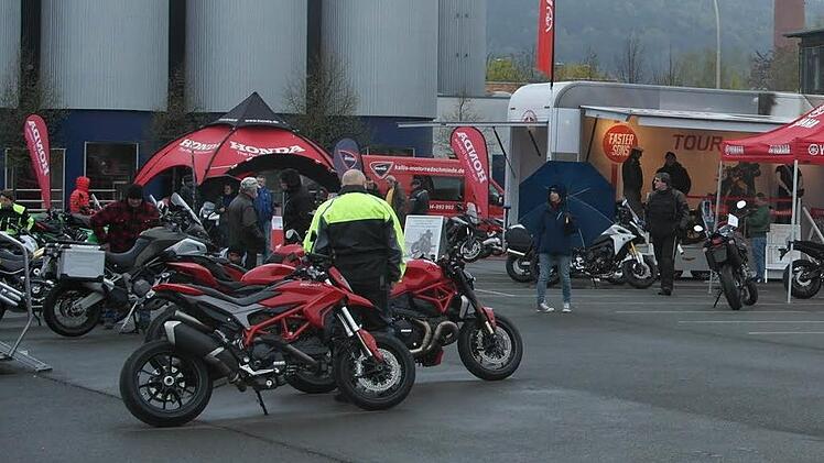 Regenkombis und Regenschirme waren zum Auftakt der 16. Motorrad-Sternfahrt in Kulmbach die wichtigsten Utensilien. Fotos: Peter Müller