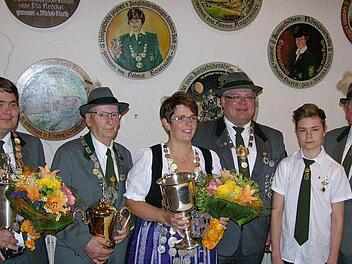 Vorsitzender Dieter Hummel (rechts) mit den Gewinnern des Königsschießens (von links): Jungschützenkönig Nico Steiner, Gerhard Barth, Sonja Gläser, Bastian Angermüller und Philip Steiner Foto: Klaus Oelzner