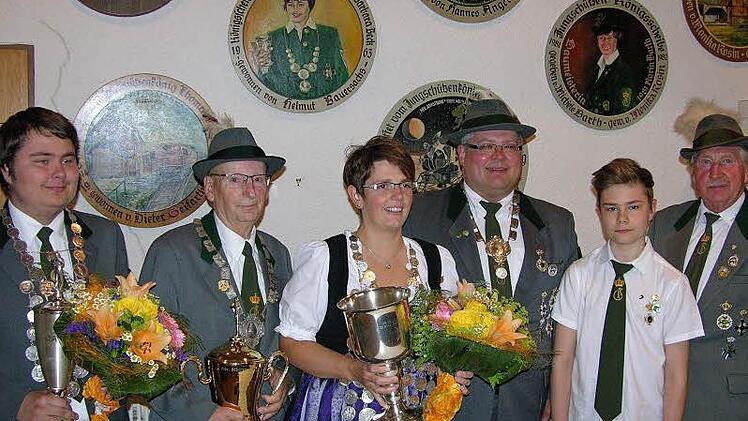 Vorsitzender Dieter Hummel (rechts) mit den Gewinnern des Königsschießens (von links): Jungschützenkönig Nico Steiner, Gerhard Barth, Sonja Gläser, Bastian Angermüller und Philip Steiner Foto: Klaus Oelzner
