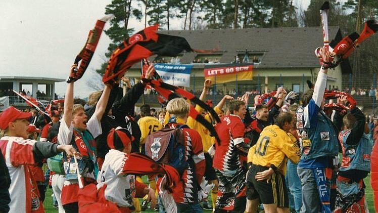 Siegesfeier mit den Spielern auf dem Rasen - das war 1997 in Weismain für die Club-Fans noch möglich. Foto: Timo Stöhr