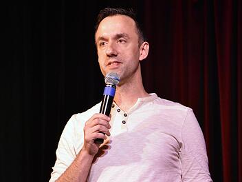 Matthias Jung brachte mit seinem Programm "Generation Teenietus" beim Kulturamt Haßfurt live in der voll besetzten Rathaushalle das Publikum zum Lachen.Ulrike Langer