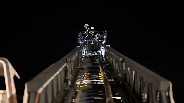 Mit einer Leiter musste die Feuerwehr fünf Menschen aus einem Haus in Marktredwitz retten. Im Erdgeschoss war zuvor ein Feuer ausgebrochen. Symbolbild: NEWS5 / Goppelt