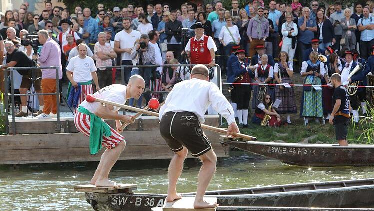 Das Fischerstechen gehört zu den Traditionsveranstaltungen der Bamberger Sandkerwa. Foto: Barbara Herbst