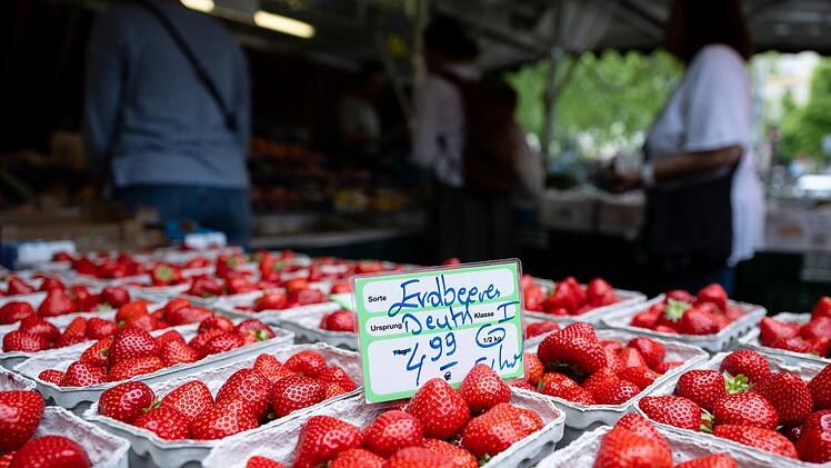 Marktstand mit Erdbeeren in München