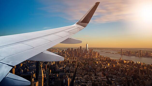 Luftaufnahme von New York City, Manhattan, aus einem Flugzeug mit Flügeln im Vordergrund, Reisekonzept, Flugreise