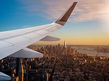 Luftaufnahme von New York City, Manhattan, aus einem Flugzeug mit Flügeln im Vordergrund, Reisekonzept, Flugreise
