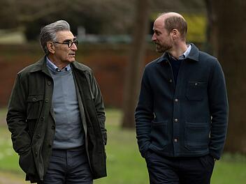 Beim gemeinsamen Spaziergang schildert Prinz William (rechts) seinem Begleiter Eugene Levy, wie er sich die Zukunft der britischen Monarchie vorstellt.
