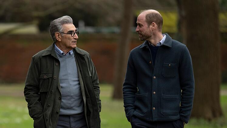 Beim gemeinsamen Spaziergang schildert Prinz William (rechts) seinem Begleiter Eugene Levy, wie er sich die Zukunft der britischen Monarchie vorstellt.
