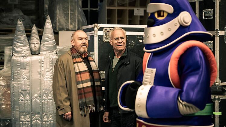 Freddy Schenk (Dietmar B&auml;r, links) und Max Ballauf (Klaus J. Behrendt) bewegen sich im "Tatort: Showtime" immer wieder auf dem Studiogel&auml;nde, wo die Kindershow rund um den Fall entsteht. Eine tolle Gelegenheit f&uuml;r die Macher dieses "Tatorts", ihrer Fantasie in Sachen "bunte Charaktere" freien Lauf zu lassen.