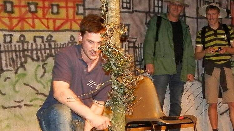 Beim Marktplatzspiel der Burschenschaft musste dieser Baum dran glauben.Foto: Rainer Fritsch