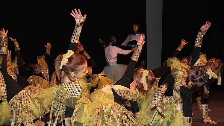 Die jungen Tänzerinnen bei ihrem Auftritt in Eggolsheim Fotos: Erlwein