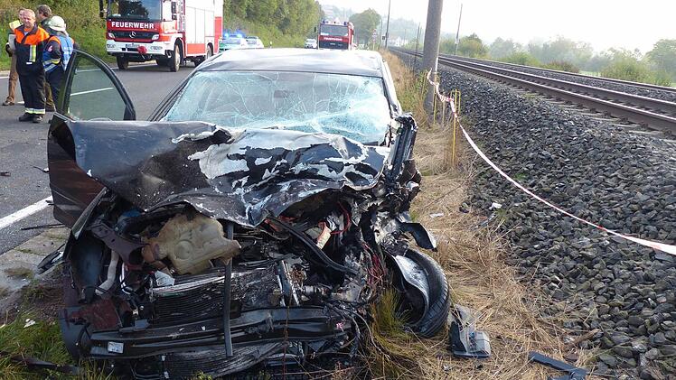 Der Golf der Frau blieb völlig zerstört neben den Gleisen der Bahnstrecke Bamberg-Schweinfurt liegen.