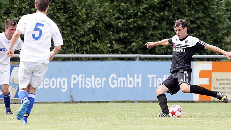 Peter Heyer (rechts) erzielte freistehend das 0:7.