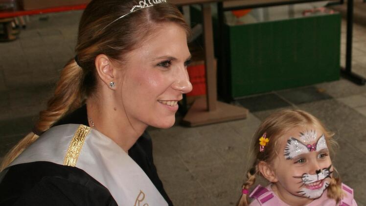 Die Rosenprinzessin hat die kleine Lykka geschminkt. Foto: Vogel