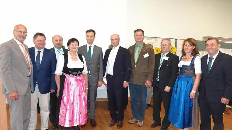 Feierten das 70-jährige Bestehen des Bauernverbandes mit vielen Gästen (von links): BBV-Präsident Bernhard Weiler, Staatssekretär Gerhard Eck, Kreisobmann (Schweinfurt) Konrad Klein, Kreisbäuerin Sieglinde Fackelmann (Schweinfurt), die Landräte Florian Töpper (Schweinfurt) und Wilhelm Schneider (Haßberge), Kreisobmann Klaus Merkel (Haßberge), Geschäftsstellenleiter Manfred Krauß (Schweinfurt), Kreisbäuerin Cäcilie Werner (Haßberge) und der Geschäftsführer des Steigerwaldzentrums, Oskar Ebert ...