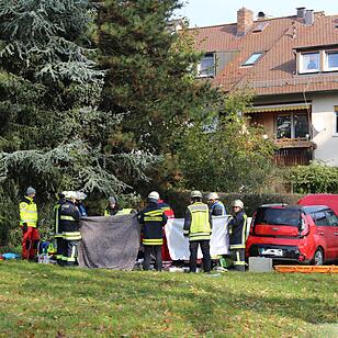 Unfall aufgrund von medizinischer Ursache – Kleinwagen in Heuballen geparkt
