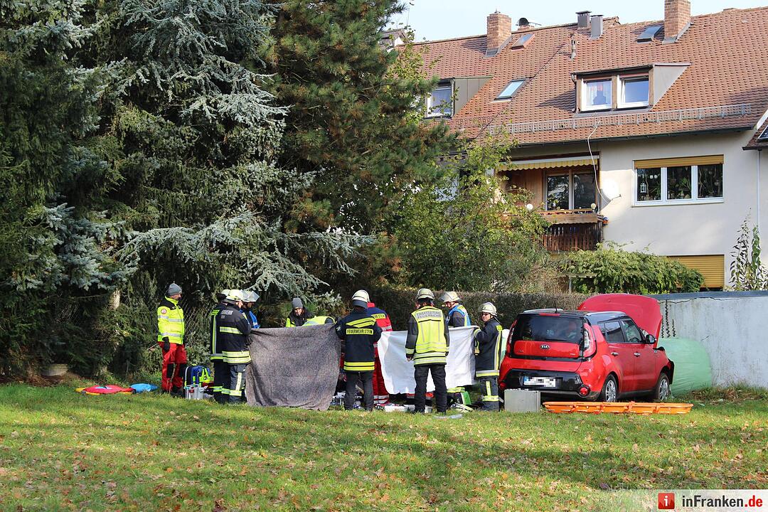 Unfall aufgrund von medizinischer Ursache – Kleinwagen in Heuballen geparkt