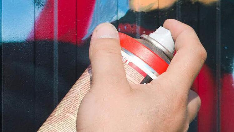 Unbeobachtet f&uuml;hlte sich ein 16-j&auml;hriger Sprayer am Dienstag in Herzogenaurach. Doch er t&auml;uschte sich: Unweit hinter ihm beobachtete ihn ein Polizist. Symbolbild: Foto: Peter Endig lsn