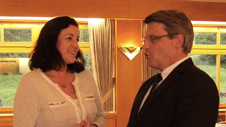 Staatssekretärin Dorothee Bär im Gespräch mit Justizminister Winfried Bausback. Foto: Günther Geiling