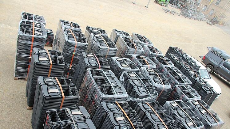Impressionen vom Aufbau für den HUK-Coburg-Open-Air-Sommer 2018 auf dem Schlossplatz in Coburg - hier sind tausende Stühle für die zum Teil bestuhlten Konzerte zu sehenOliver Schmidt