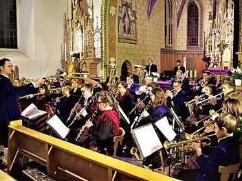 Mit einem "Konzert der Besinnlichkeit" erfreuten vierzig Mitwirkende des Musikvereins Neukenroth unter der Leitung von Kreisdirigent Roman Steiger in der Pfarrkirche St. Katharina die zahlreichen Besucher.  Foto: Gerd Fleischmann