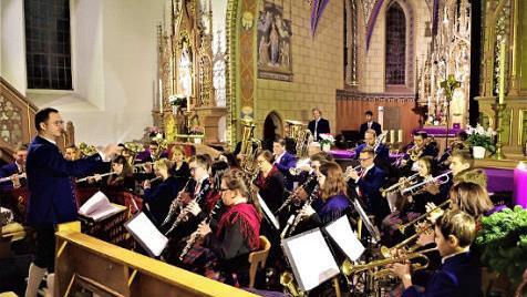 Mit einem "Konzert der Besinnlichkeit" erfreuten vierzig Mitwirkende des Musikvereins Neukenroth unter der Leitung von Kreisdirigent Roman Steiger in der Pfarrkirche St. Katharina die zahlreichen Besucher.  Foto: Gerd Fleischmann