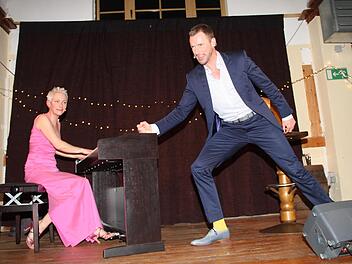 Das Kabarettisten-Duo Tina Häussermann und Fabian Schläper begeisterte das Loffelder Publikum. Foto: Gerda Völk