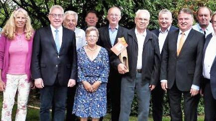Alfred Zeilner (mit Geschenk) mit seiner Familie und den Geburtstagsg&auml;sten Foto: Werner Rei&szlig;aus