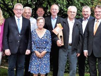 Alfred Zeilner (mit Geschenk) mit seiner Familie und den Geburtstagsgästen Foto: Werner Reißaus