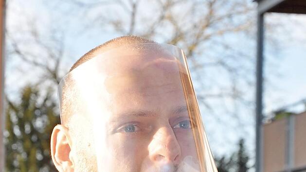 Klaus Hermann mit einem der von der Forchheimer Gero GmbH gefertigten Visiere Foto: Leo Hühnlein