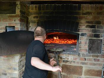 Rh&ouml;ner Pizaa wird am Samstag, 13. Juni,  im Fr&auml;nkischen Freilandmuseum Fladungen gebacken. Foto: Jens Englert