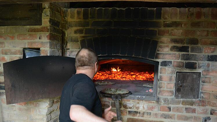 Rh&ouml;ner Pizaa wird am Samstag, 13. Juni,  im Fr&auml;nkischen Freilandmuseum Fladungen gebacken. Foto: Jens Englert