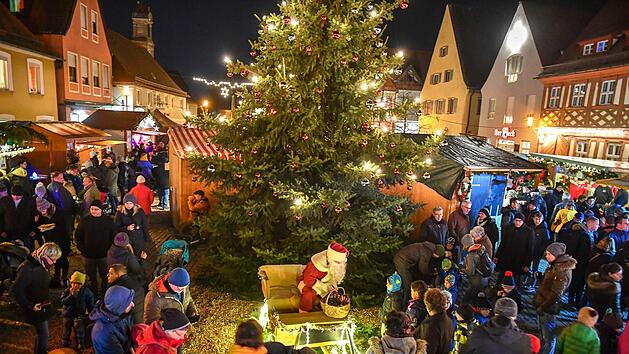 Den klassischen Weihnachtsmarkt auf dem H&ouml;chstadter Marktplatz, wie hier vergangenes Jahr, kann es heuer wegen der Corona-Pandemie nicht geben.  Foto: Ronald Rinklef/Archiv