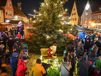 Den klassischen Weihnachtsmarkt auf dem Höchstadter Marktplatz, wie hier vergangenes Jahr, kann es heuer wegen der Corona-Pandemie nicht geben.  Foto: Ronald Rinklef/Archiv