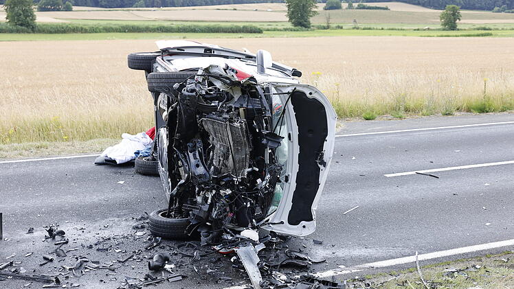 Zwei Schwerverletzte nach Frontalkollision: Zwei Rettungshubschrauber im Einsatz
