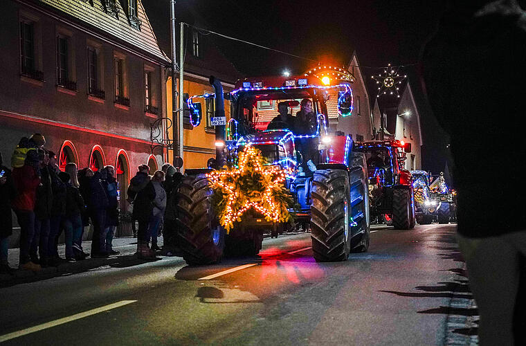 Traktor-Lichterfahrt in Hirschaid 2023 - das sind die schönsten Bilder