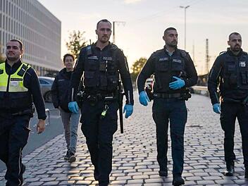 Wie sicher ist Deutschland? Dunja Hayali forscht nach - und begleitet unter anderem die Polizeistreife am Bremer Hauptbahnhof.