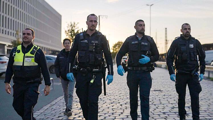 Wie sicher ist Deutschland? Dunja Hayali forscht nach - und begleitet unter anderem die Polizeistreife am Bremer Hauptbahnhof.