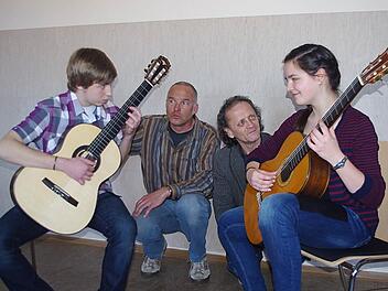 Für ihre Teilnahme am Bundeswettbewerb "Jugend musiziert" ist für Lina Prell (rechts) und Robert Kotschenreuther (links) eifriges Proben angesagt. Mit im Bild Das Bild zeigt sie mit ihren Lehrern (ab zweiter von links) Gerhard Bauer und Miroslav Matousek. Foto: Heike Schülein