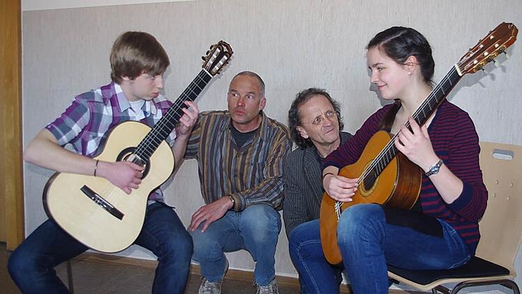 Für ihre Teilnahme am Bundeswettbewerb "Jugend musiziert" ist für Lina Prell (rechts) und Robert Kotschenreuther (links) eifriges Proben angesagt. Mit im Bild Das Bild zeigt sie mit ihren Lehrern (ab zweiter von links) Gerhard Bauer und Miroslav Matousek. Foto: Heike Schülein