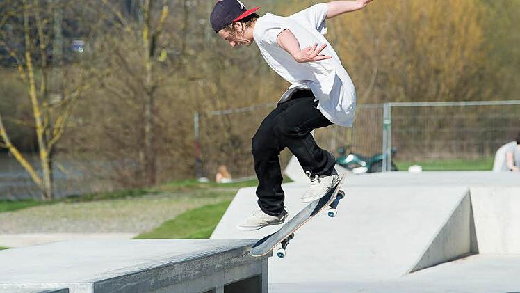 Ein Skater testet den neuen Würzburger Skatepark. Foto: Tobias Köpplinger