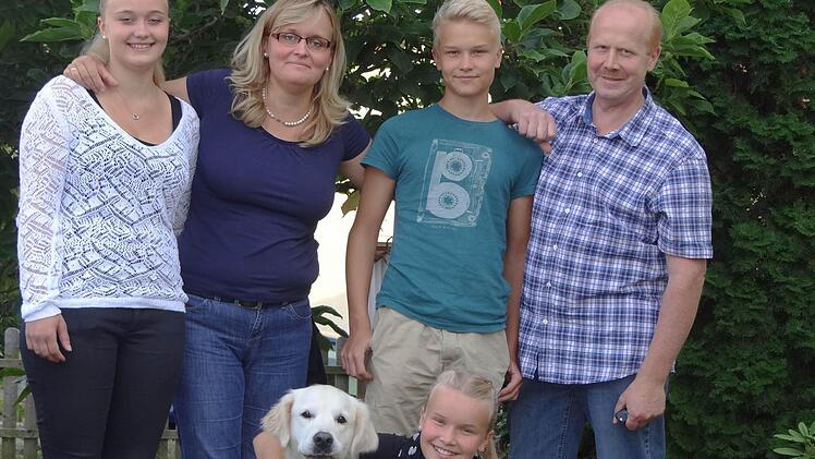 Eine musikalische Familie (von links): Christin, Mutter Petra, Jonas,vater Theo und Julia Lerche (knieend) sowie Hund Cleo.Foto: Johanna Eckert