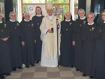 Sieben Franziskusschwestern feierten in Vierzehnheiligen ihr Jubiläum "50 Jahre Profess": von links im Bild sind Caroline, Monika, Hildegard, Generaloberin Regina, Erzbischof Ludwig Schick, Henrika, Annuntiata sowie Engelharda und Reinhilde. Fotos: Andreas Welz