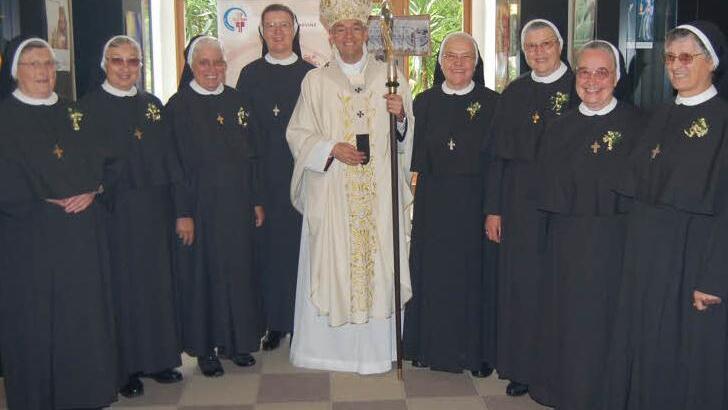 Sieben Franziskusschwestern feierten in Vierzehnheiligen ihr Jubiläum "50 Jahre Profess": von links im Bild sind Caroline, Monika, Hildegard, Generaloberin Regina, Erzbischof Ludwig Schick, Henrika, Annuntiata sowie Engelharda und Reinhilde. Fotos: Andreas Welz