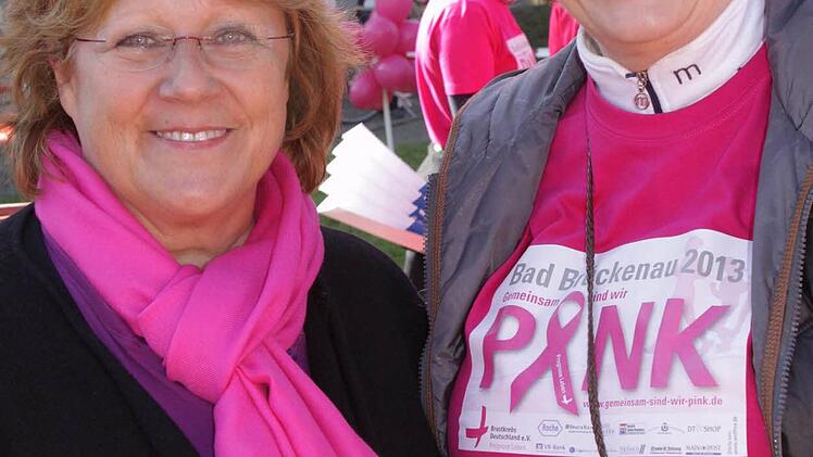 Strahlten um die Wette ob des Erfolgs: Renate Heidinger von Brustkrebshilfe Deutschland und Initiatorin Brigitte Meyerdirks. Foto: Thomas Dill