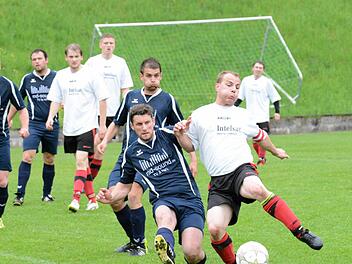 Atmungsaktiv: Ordentlich pusten müssen Fuchsstadts Spielführer Dominik Vierheilig (FC Fuchsstadt II) und (im Hintergrund) Michael Schumm vom SV Morlesau/Windheim. Gänzlich ohne aufgeblasene Backen präsentiert sich Marco Möhler (vorne links). Foto: ssp
