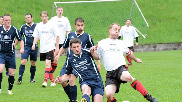 Atmungsaktiv: Ordentlich pusten müssen Fuchsstadts Spielführer Dominik Vierheilig (FC Fuchsstadt II) und (im Hintergrund) Michael Schumm vom SV Morlesau/Windheim. Gänzlich ohne aufgeblasene Backen präsentiert sich Marco Möhler (vorne links). Foto: ssp