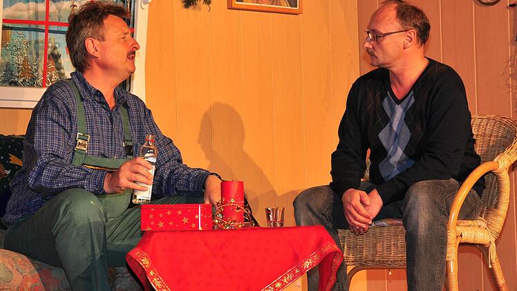 Alkohol ist das Schmieröl der Hochzeitsnacht" verrät Leo (Wolfgang Voit (links) Günter (Dieter Krohe, rechts).